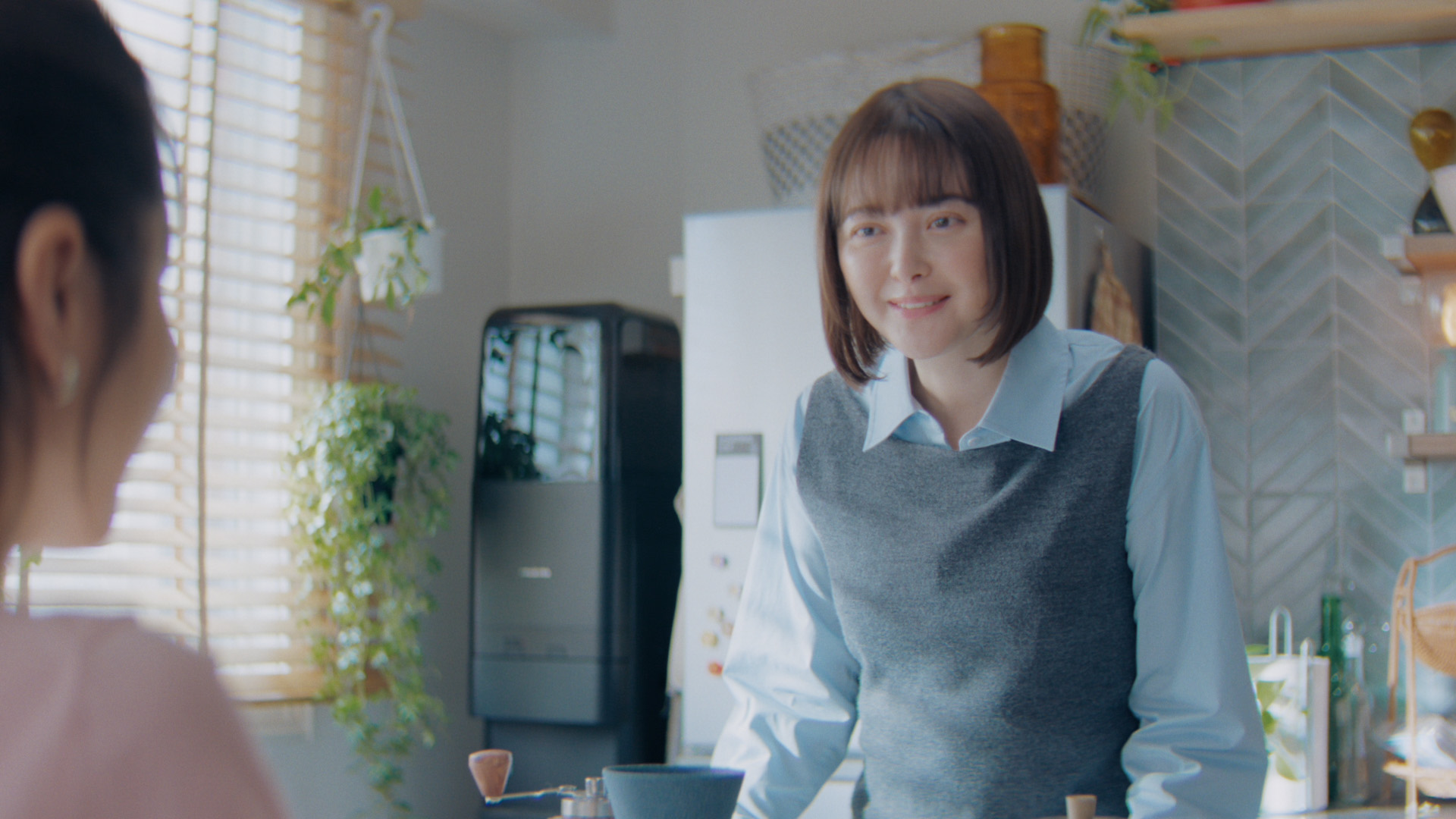 玉城ティナさん新CMの左の画像