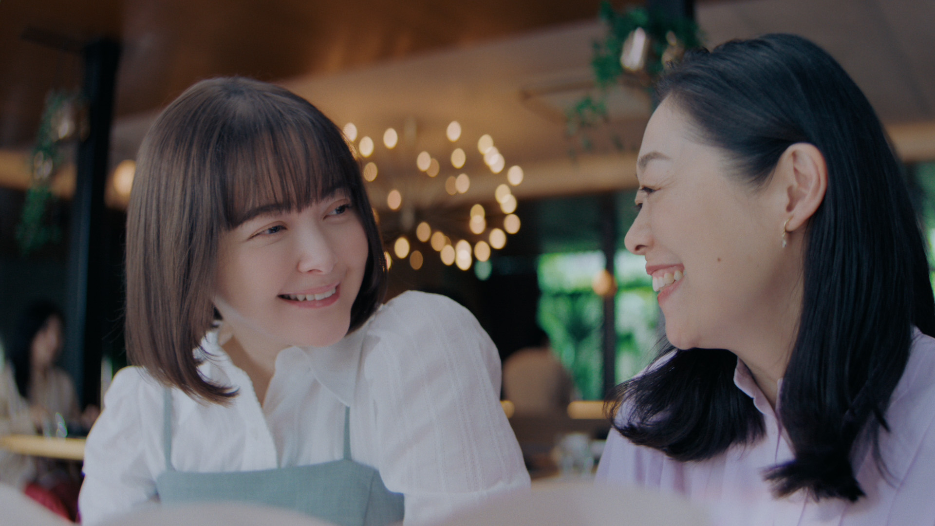 玉城ティナさん新CMの右の画像