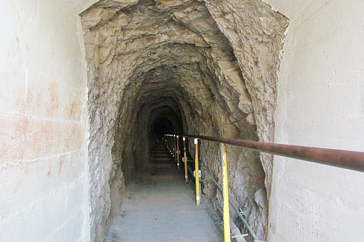 出口の光を目指してトンネルへ。天井が低いので注意