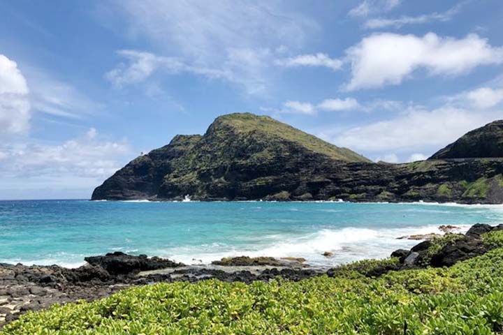 無料で絶景を見ながら登れるマカプウ岬は、ハワイのロコにも大人気のスポット