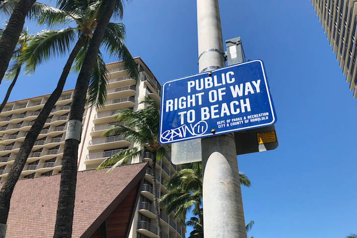 PUBLIC RIGHT OF WAY TO BEACHという青い看板