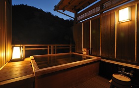 美酒に酔う、全8室の温泉宿