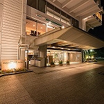 ■高台から「木更津市街の柔らかな夜景」を一望■和・洋の広々とした客室